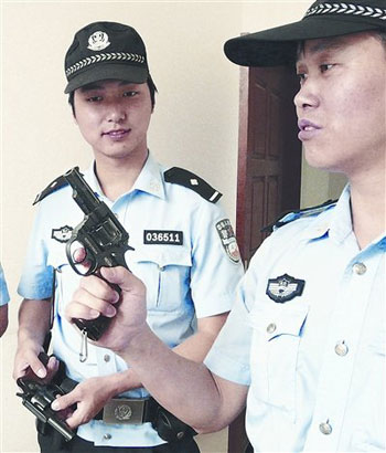 武汉一线巡警配备警用左轮手枪 可发射橡皮弹